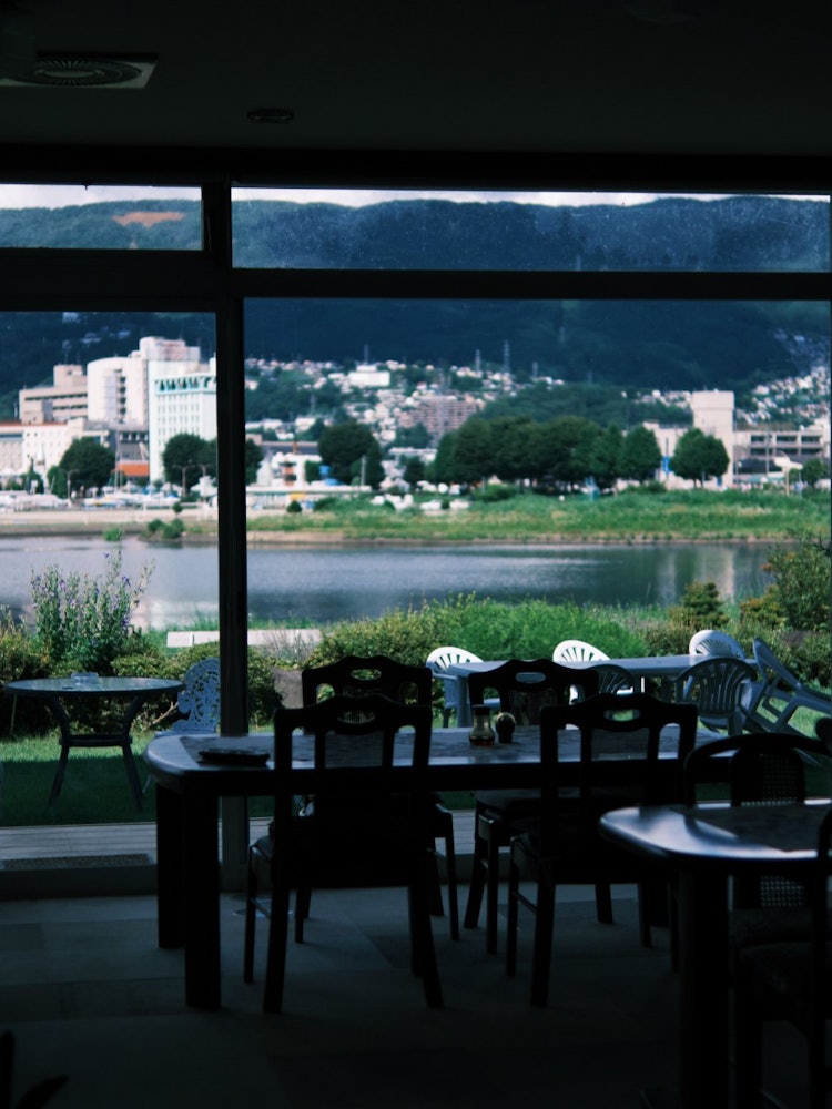 [Image1]Lake Suwa seen from the ryokan cafeteriaThe building with a Showa atmosphere has a unique charm and 