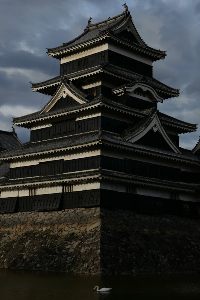 [画像1]【松本城】松本城 - Matsumoto Castle長野現存する五重六階の天守の中で日本最古の国宝の城である松本城。1936年（昭和11年）に敷地全体が国宝に指定。 その後、1952年（昭和27年）