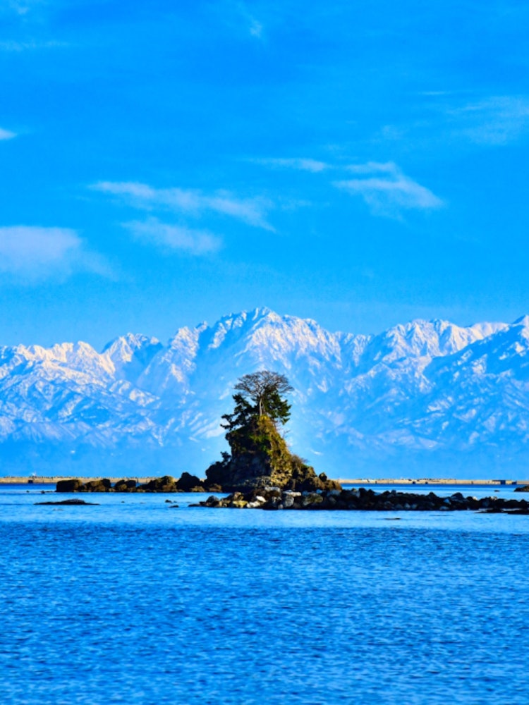[Image1]The Tateyama mountain range in winter is truly a superb view.From the rainy coast, the beautiful blu