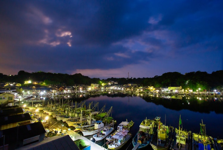 [画像1]たつの市室津漁港カキが有名でこの日はカキを食べたついでに近くの漁港にたまたま訪れたのですが、漁港の光が凄い綺麗でした🌠