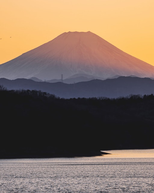 [画像1]さいたまから眺める富士山🗻こちらは、埼玉県から見ることが出来る富士山の夕暮れです。頭のだけ綺麗に染まってくれました😆もっと埼玉でも富士山スポットあるのかも🤭撮影地　埼玉県