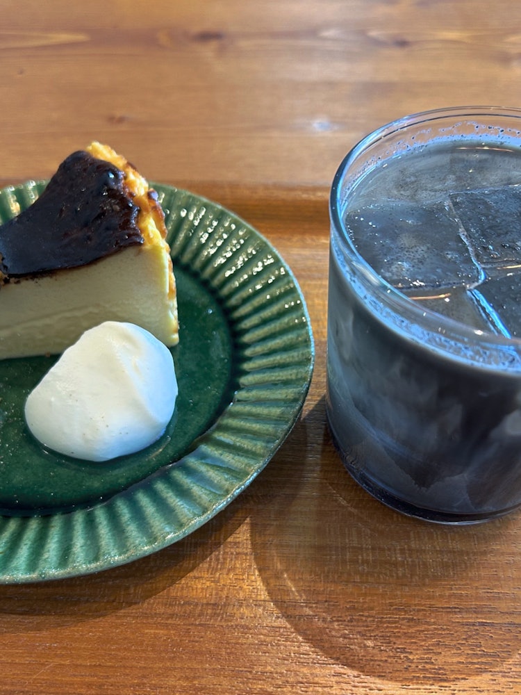 [画像1]24年5月3日来店。川越散策の折に、lec coffeeさんにお邪魔しました。ブラックラテと、バスクチーズケーキです。とても美味しいです。 😊