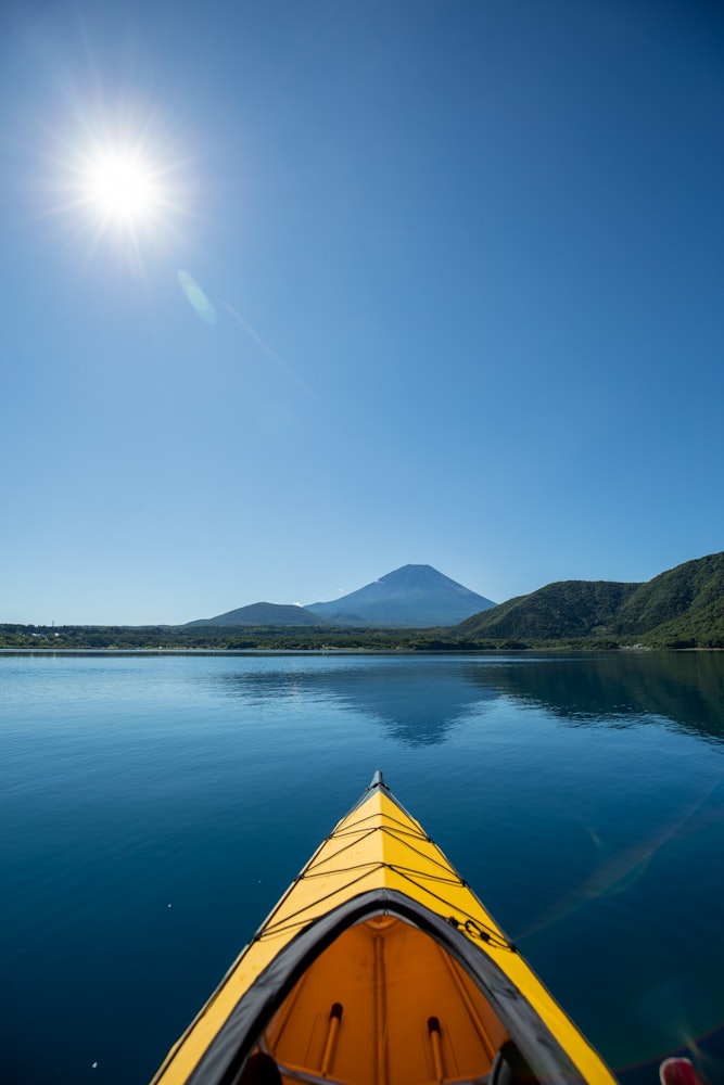 [相片1]划独木舟到本栖湖中央，眺望富士山是最好的户外乐趣。