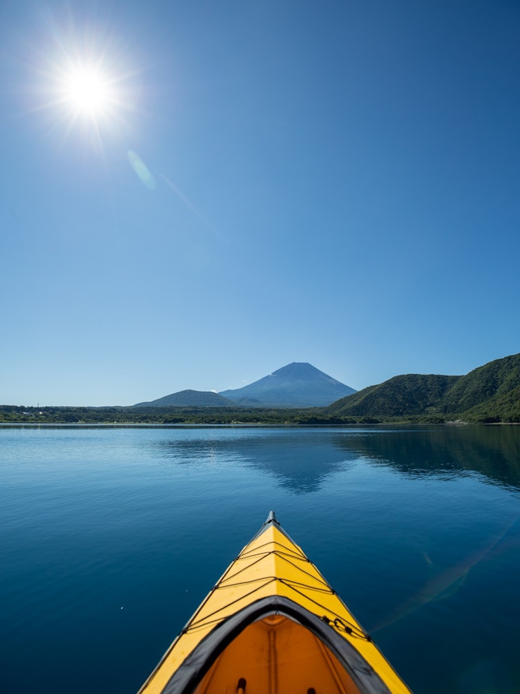 [相片1]划独木舟到本栖湖中央，眺望富士山是最好的户外乐趣。
