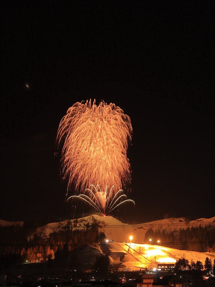 [画像1]小出スキーカーニバル。クライマックスの花火。。。ちいさなスキー場のちいさな花火。 今年も撮りました・・・(^_^;)2023.02.11.撮影。#花火 #冬の花火 #小出スキーカーニバル #写真は私の