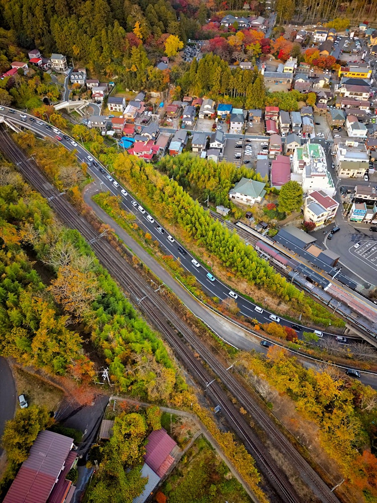 [画像1]紅葉シーズンになると観光客が集中して毎年渋滞する国道45号線。撮影場所：宮城県松島町機材：DJI Mini 3 Pro
