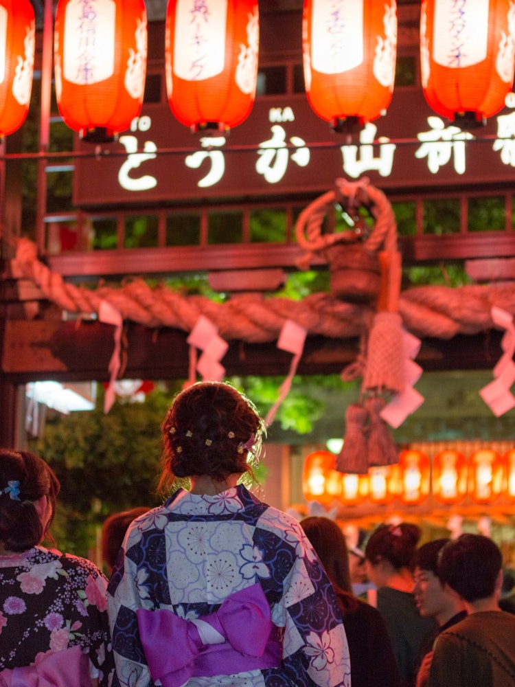 [画像1]広島のお祭り、とうかさんです。 6月に行われるこのお祭りは別名「ゆかたの着始め祭り」と呼ばれ、浴衣姿の若者達が街に溢れます。