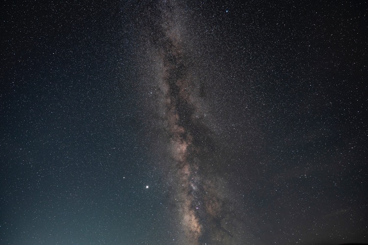 [相片1]夏天的銀河系從福島縣淨土平展望台看到的銀河系非常密集，即使用肉眼也能看到。