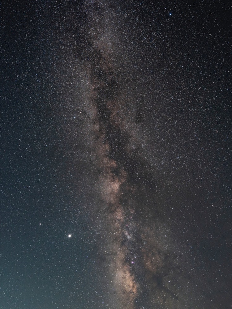 [相片1]夏天的银河系从福岛县净土平展望台看到的银河系非常密集，即使用肉眼也能看到。