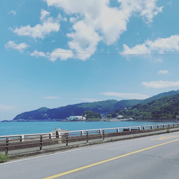 [이미지1]촬영 장소는 시즈오카현 이즈타가역에서 도보 약 10분 거리에 있는 나가하마 해변의 전경.2021년 여름에 촬영.근처에 바다를 조망할 수 있는 테라스 좌석이 있는 Mos Burger