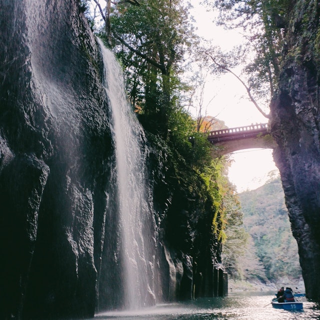 [Image1]宮崎へサーフトリップに行き、高千穂峡を観光へ行った時の写真。ボートで滝のそばまで行くことができ、自然が作り上げた絶景を見ることができます。