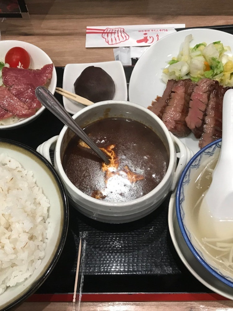[相片1]週末我去東京站處理差事，決定在牛潭餐廳「利久」吃午飯。一切都很棒，燉菜特別好。我總是喜歡配上牛潭的湯，這有點像在美味的牛肉之間休息一下。另外，湯裡面的牛肉煮熟后很軟，質地非常好。實際上，我對沙拉也很驚
