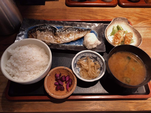 [画像1]今日は久しぶりに神田に戻ってきましたが、数ヶ月前に訪れたのと同じ居酒屋に戻ることにしました。食べ物は本当に素晴らしく、少し早く行ったのであまり混雑していませんでした。神田エリアにいるなら、ぜひチェック