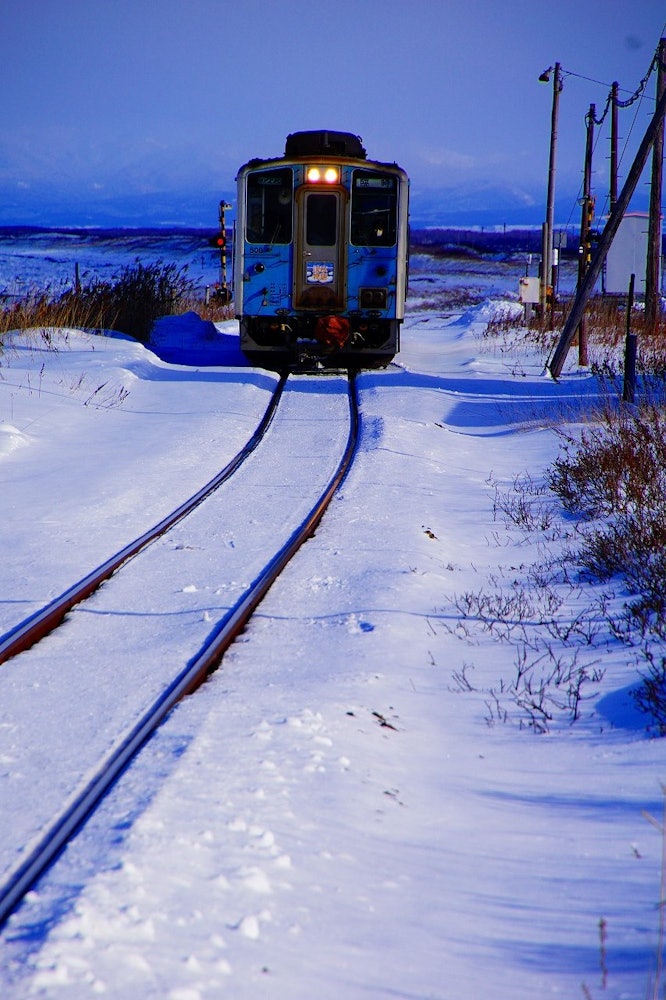 [相片1]这是一列一边运行一边眺望鄂霍次克海的火车。 二月，流冰来到铁轨边。
