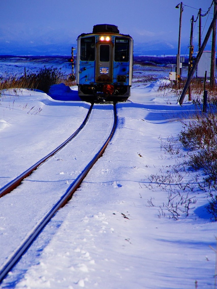[Image1]It is a train that runs while looking at the Sea of Okhotsk. In February, drift ice comes to the sid