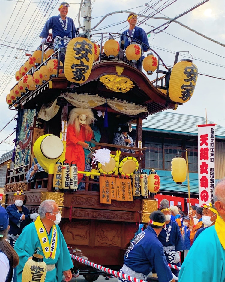 [画像1]22年10月16日撮影。川越祭りの写真です。川越市役所から、松江町に移動している時に、撮りました。仙波町、仙波二郎安家の山車です。
