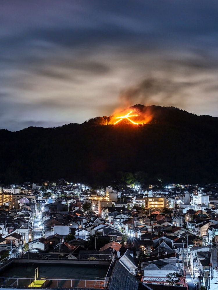 [相片1]五山大火預示著京都夏日的結束。明年是結束電暈的時候了我要你照亮京都的夜空。