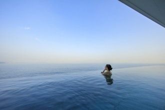 [相片1]Ocean Spa Fuua（福阿海洋水療中心）俯瞰熱海最大的一日遊溫泉設施之一相模灘“Ocean Spa Fuua”。在全長約25米的日本最大的露天溫泉，您可以享受彷彿海天合二為一的漂浮感，白天可以