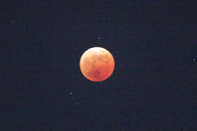 [Image2]本日11月8日は442年ぶりに「皆既月食」と「天王星食」が同時に起こる日本中大注目の珍しい天体ショーが見られる日です。皆既月食は月が地球の影に隠されて、赤黒く変色した満月が見られる天体現象で、肉眼でも