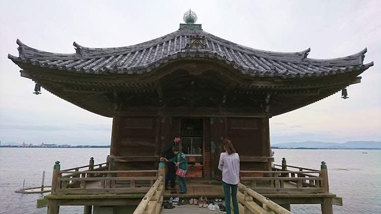 [相片1]這是一個從琵琶湖水面突出的浮動大廳。