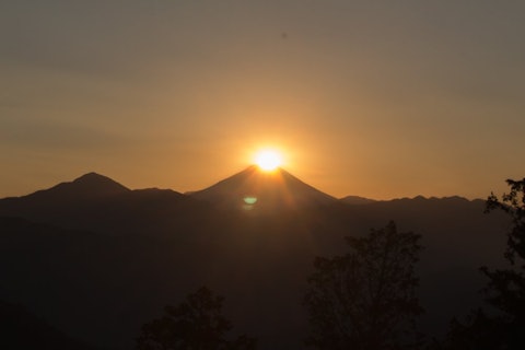 [相片1]2022年12月17日（周六）~25日（周日）（每年12月冬至前后），从八王子市高尾山的山顶上，可以看到“钻石富士”，因为太阳沉入已被登录为世界遗产的富士山火山口。这是一个珍贵而神秘的景象，一年中只能