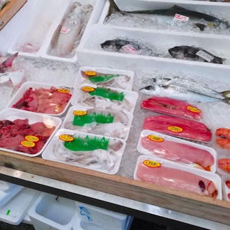 [画像2]高知県の中でもカツオの水揚げが多くて有名な中土佐町の久礼（くれ）。その中心部にある久礼大正市場には新鮮な魚が並んでいます。飲食店もあり、かつおのたたき丼は最高に美味しいですよ！