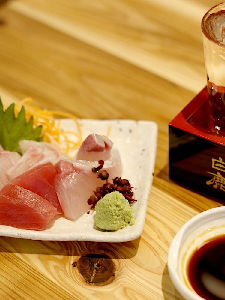 [相片1]港川大餐廳在港川市場的入口處開業，據說是神戶的廚房。所有使用市場上分佈的大量食材的港川料理都是多種多樣的。兵庫縣是日本最好的清酒，所以生魚片和日本清酒的結合是必須的！將神戶的魅力緊密聚集在一起的餐廳既