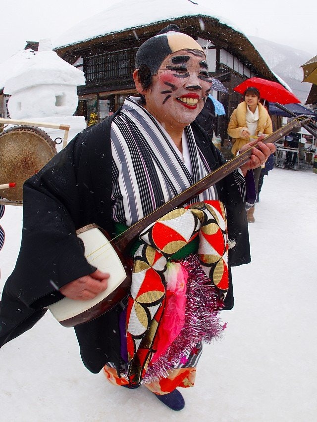 [Image1]It is a scene of the Aizu Ouchi-juku Snow Festival. Villagers dress up and entertain travelers