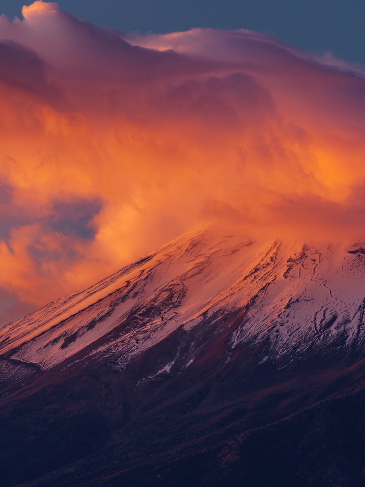 [相片1]富士山的帽子雲彩燃燒著美好的色彩在山梨縣富士河口湖町