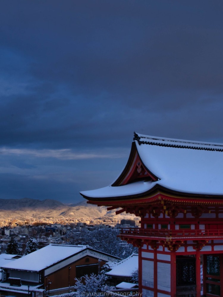 [相片1]< 大雪早晨和日出>在一個大雪紛飛的早晨，雪終於停了，晨曦籠罩著京都。 我不由自主地在瞬間的戲劇中鬆開了快門。清水寺門的景色是最好的。
