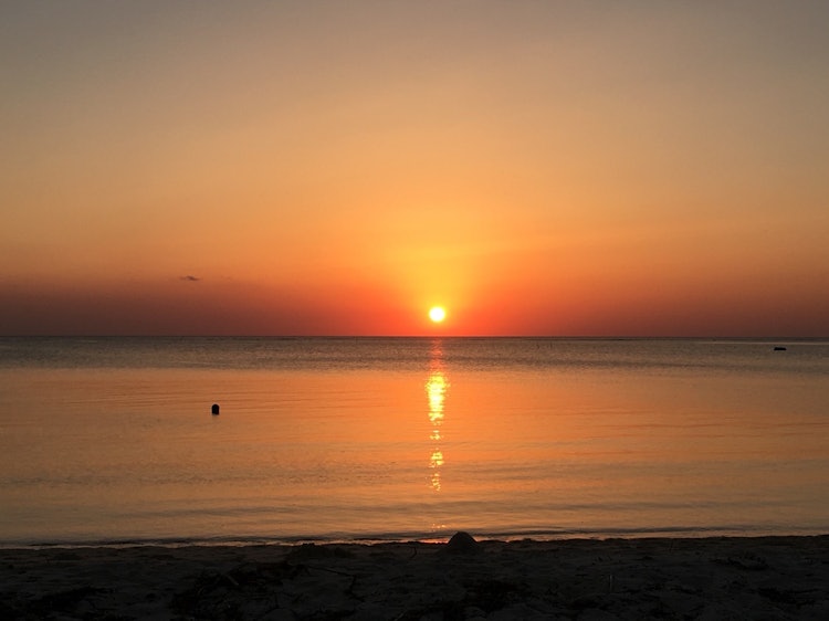 [画像1]沖縄の夕陽