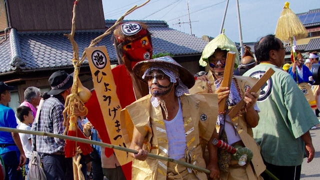 [画像1]9月の第2週に高松市で行われる「おかしな祭り」は、水の恵みに感謝する伝統のお祭りです。 参加者は作物で作られた衣装を着て、面白い表情でパレードします。 高松市の無形民俗文化財です。