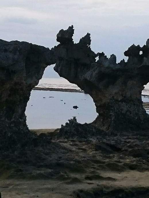 [相片1]沖繩古宇利島心岩你可以從不同的角度看到心形，但我喜歡這個角度。我等了2個小時，直到沒有人拍照。
