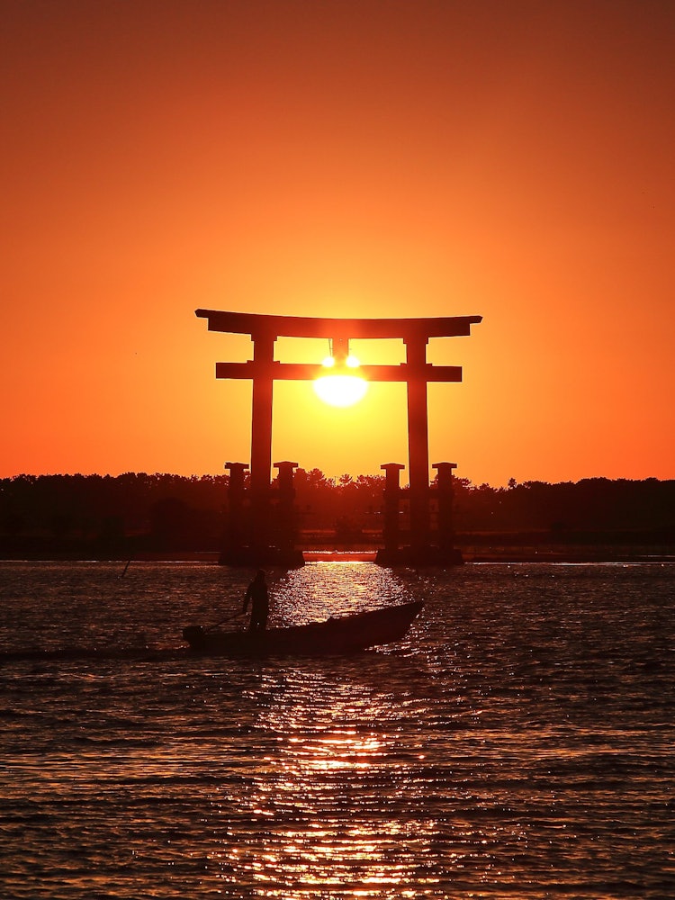 [Image1]While shooting the sunset and torii gate at Lake Hamana in Shizuoka Prefecture, a boat happened to p