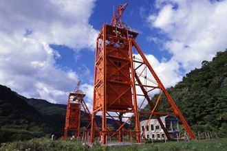 [相片1]煤礦紀念森林公園（原三菱碧白煤礦設施）當您從碧白十字路口向山上走去時，您會看到像紅色鐵塔一樣的東西從樹頂上閃爍。這個地方被大自然包圍，被稱為“煤礦紀念森林公園”紅鋼塔為煤礦遺產礦坑纏繞塔，有兩座高約2