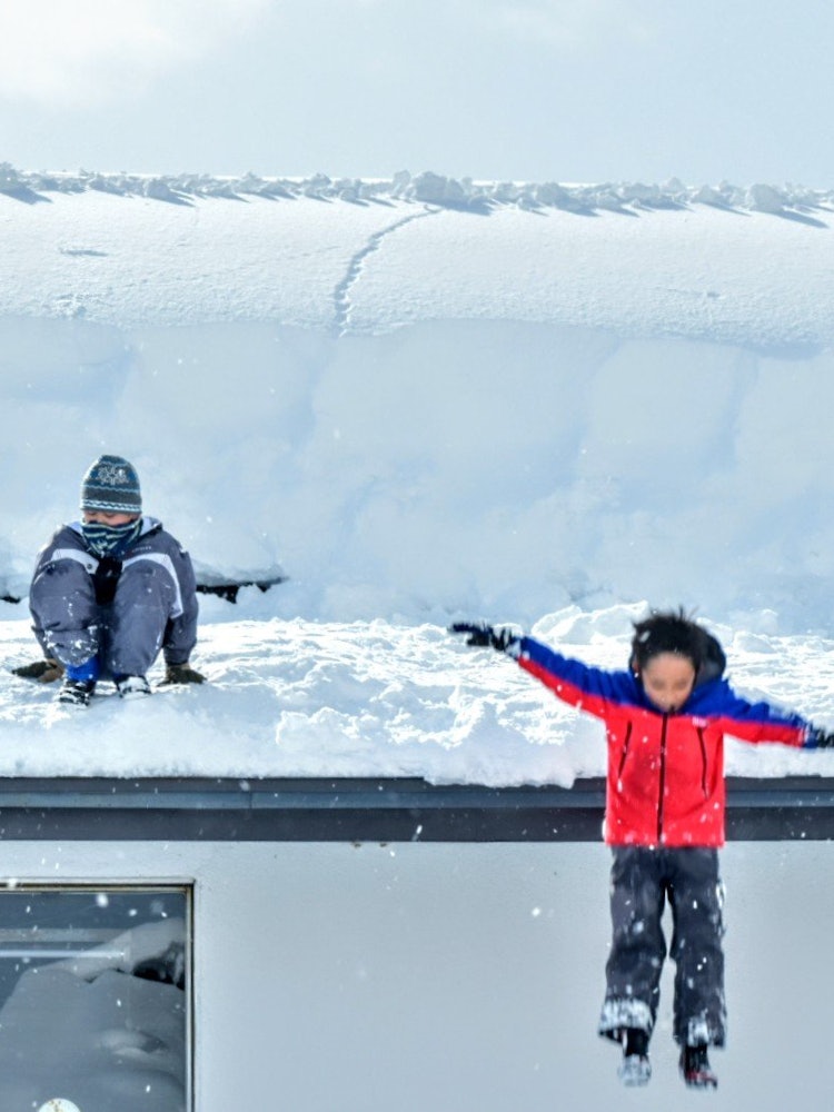 [画像1]例年以上に降った雪の、屋根の雪おろしと屋根からジャンプする子供たちです。 最初は怖かったですが、数をこなして勢い良くジャンプもできるように!