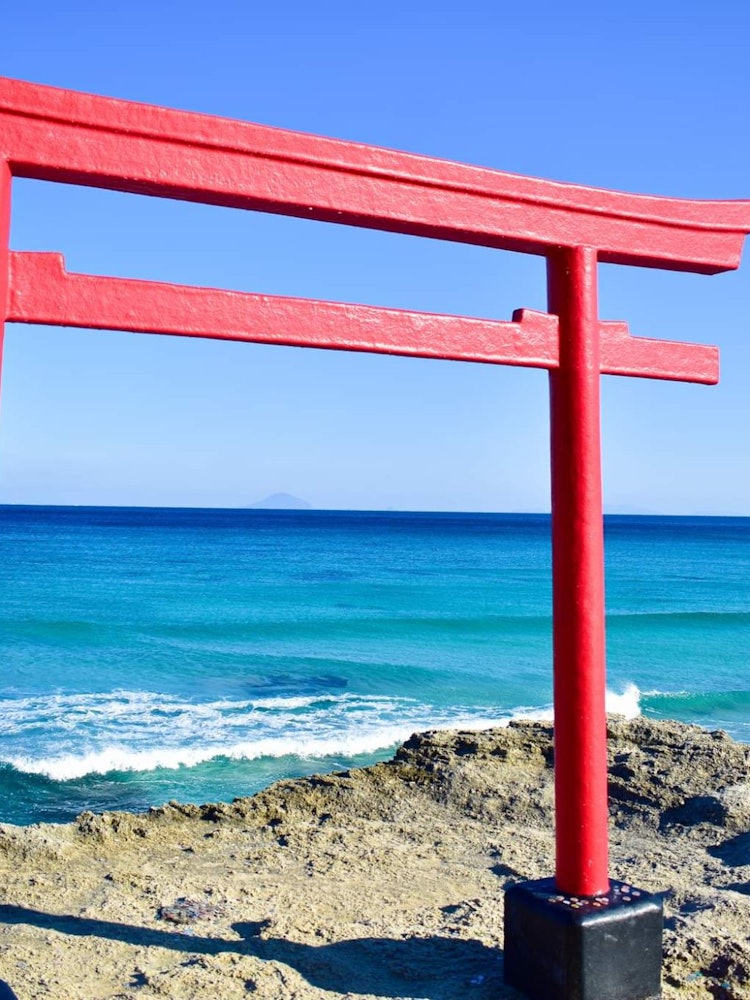 [Image1]Turquoise sea and red torii gate are two most popular attractions of Shirahama. Summer is undoubtedl