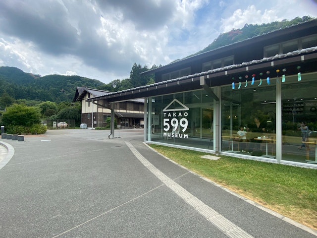 [画像1]高尾山口駅からケーブルカー乗り場までの道に「TAKAO 599 MUSEUM」があります。 この施設では高尾山に生息する昆虫の標本や生き物のはく製を見ることができます。 また、1時間に1回プロジェクシ