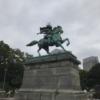 [Image1]Outside the Imperial Palace and the statue of Kusunoki Masashige