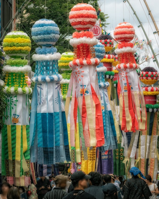 [画像1]東北三大祭りを締めくくる仙台七夕まつり。仙台市中心部のアーケード内や街の至るところに色とりどりな吹き流しが見られ、涼やかな夏の気分を味わえます。2019年以来の通常開催となった今年は感染対策が大幅に緩