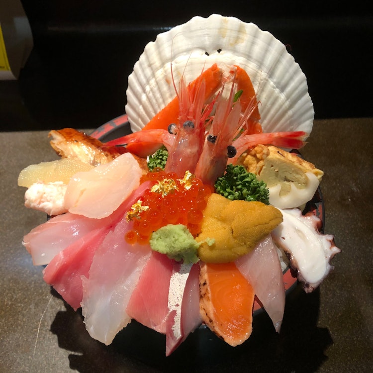 [画像1]石川県金沢市にある「山さん寿司 本店」の『海鮮丼』。