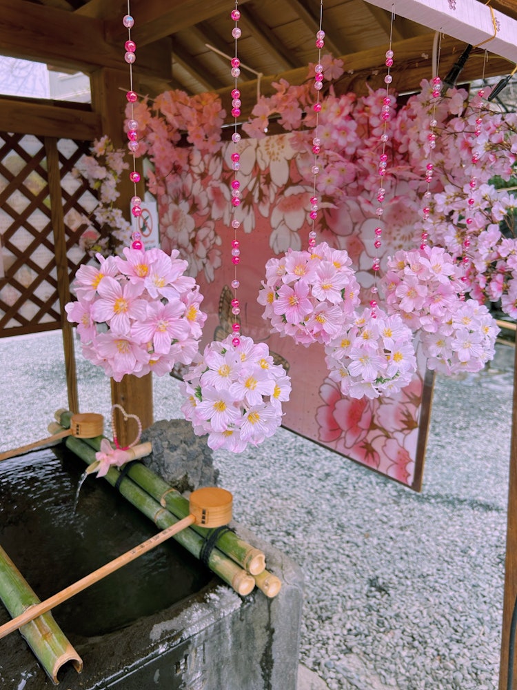 [画像1]24年3月28日撮影。川越熊野神社の恋手水です。巫女さんの手作りだそうです。