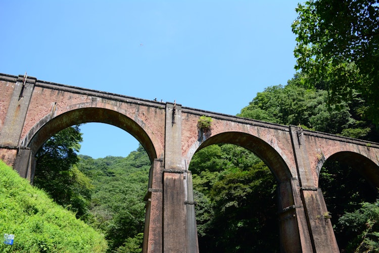 [画像1]旧信越本線のめがね橋です。 軽井沢から峠の釜めしで有名な横川方面に向かうと、見ることができます。 今は使われず、歴史的遺構になってしまいました。