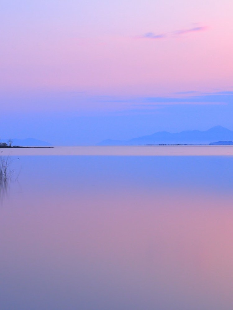 [画像1]滋賀県大津市の朝です。美しい空と湖面に心奪われます。