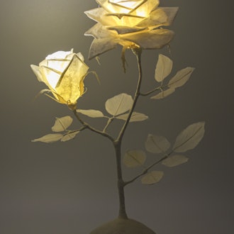 [이미지2]『화이트 로즈』와시 아트가 있는 화이트 로즈 램프.꽃잎, 가쿠, 나뭇잎. 각 종이는 두께가 다른 일본 종이로 만들어졌으며 빛에 노출되었을 때 아름답게 보이게하는 시행 착오의 과정입