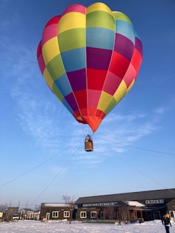 [画像1]早朝熱気球体験🎈十勝ネイチャーセンター主催の早朝熱気球体験の朝準備にお邪魔しました！約5分の空中散歩🌤️カラフルな気球に乗って十勝川温泉や十勝大橋の絶景を上空から眺めることができます😍十勝ネイチャーセ