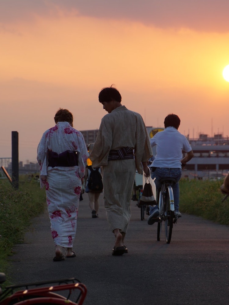 [Image1]I walked along the bank of the Arakawa River to fireworks festival. After all, a yukata suits firewo