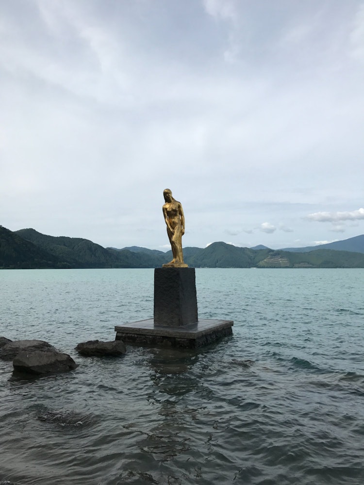 [画像1]4年前に秋田県仙北市の田沢湖の黄金の女、タツコさんを撮影した写真。私は秋田のすべてが本当に大好きで、この地域、特にこの湖の周りにはたくさんの自然の美しさがあります。夏の間(これは初秋に撮影されました)