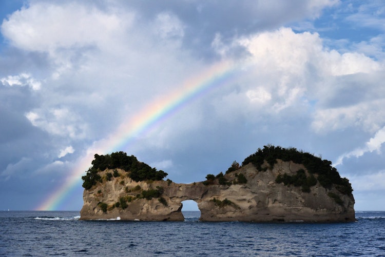 [画像1]和歌山県の景勝地・円月島で、虹と出会うことができました。