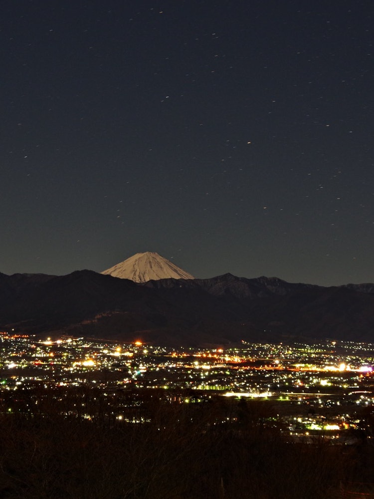 [画像1]ひょこっと顔をだす富士山街の光が照らしてくれる